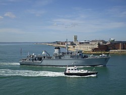 HMS Hurworth enters harbour