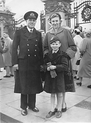 Jackie Rea with his wife Edda and son Peter at Buckingham Palace for MBE investiture